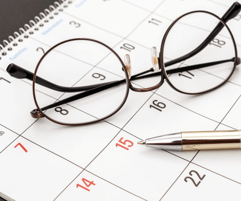 okulary na kalendarzu 